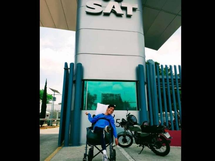 Joven con discapacidad consigue su alta en el SAT y su e.firma