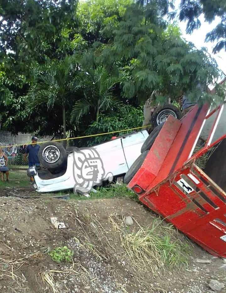 Dos heridos tras volcadura de camioneta en Yanga