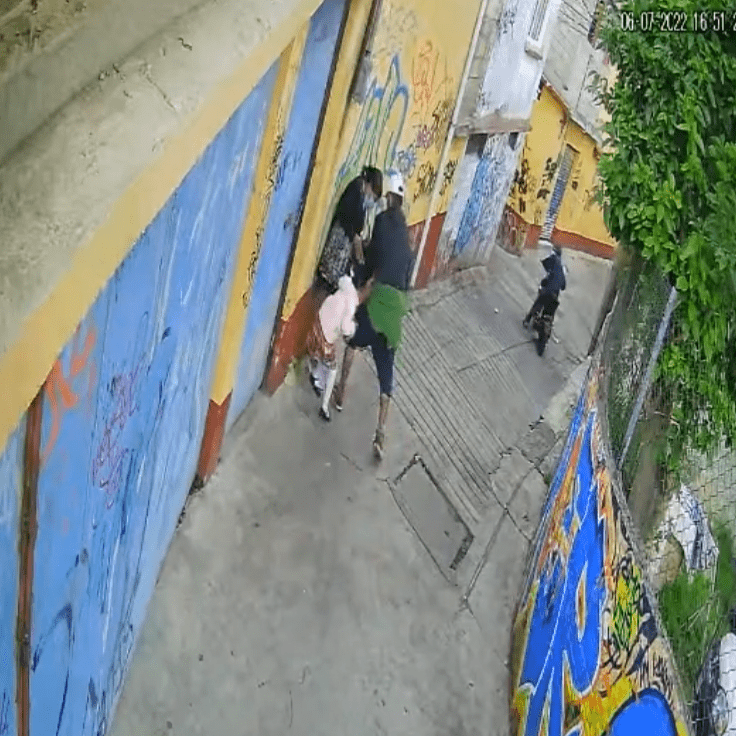 Sujetos en motocicleta asaltan a madre y niña en la CDMX (+Video)