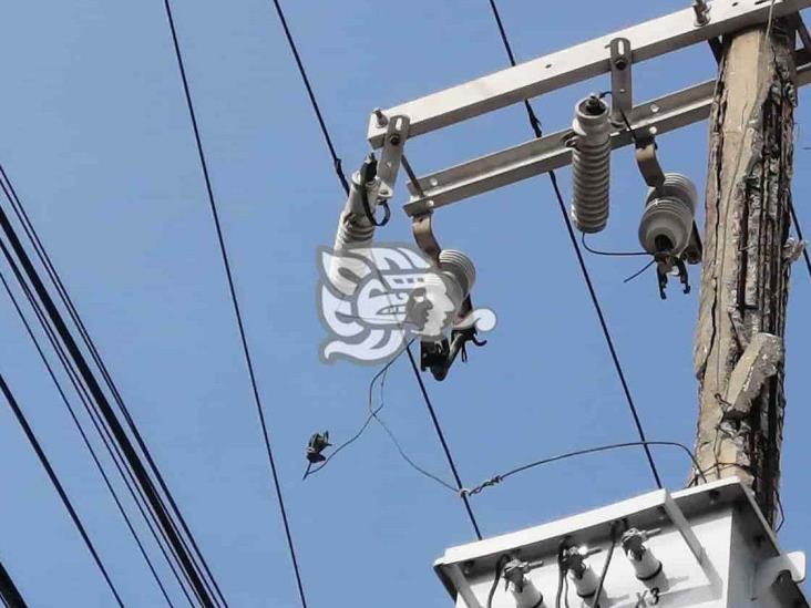 Estruendo en el centro de Coatzacoalcos por caída de cableado