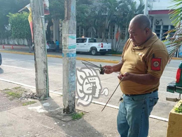 Estruendo en el centro de Coatzacoalcos por caída de cableado