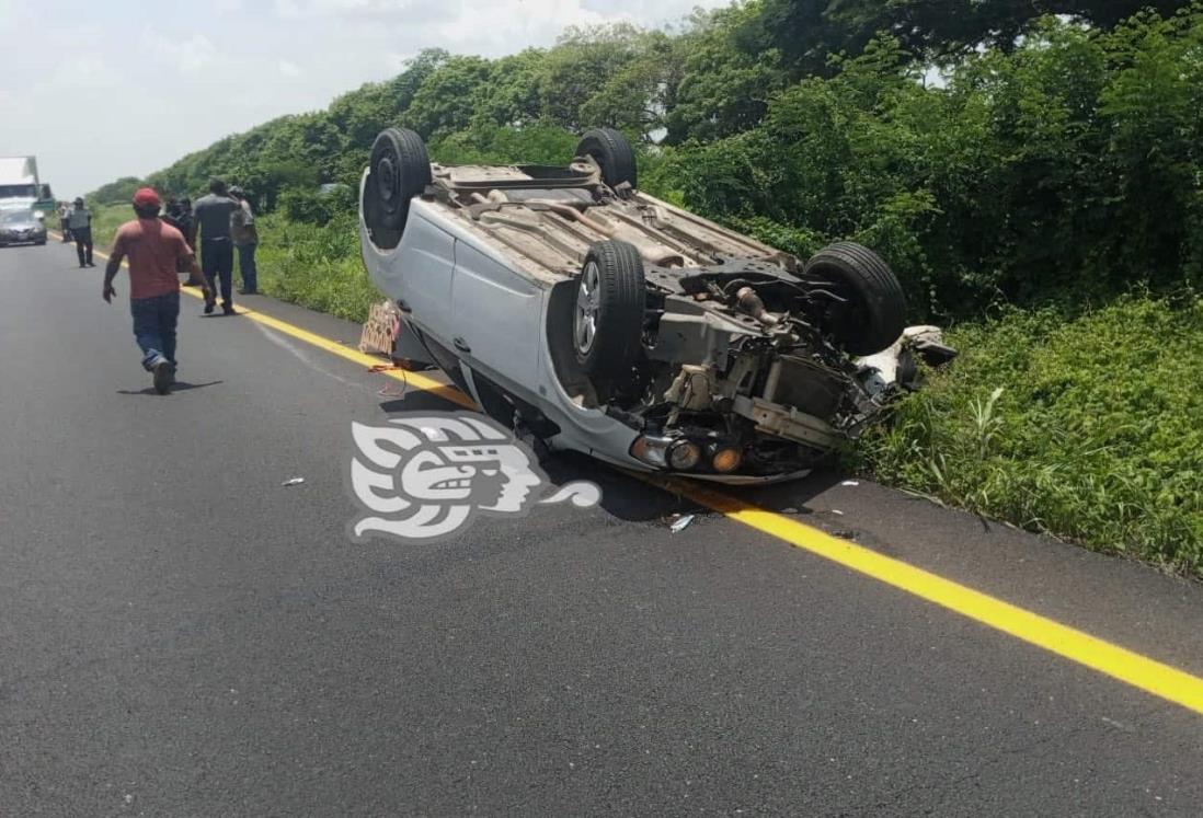 Vuelcan en autopista de Acayucan; regresaban del Carnaval