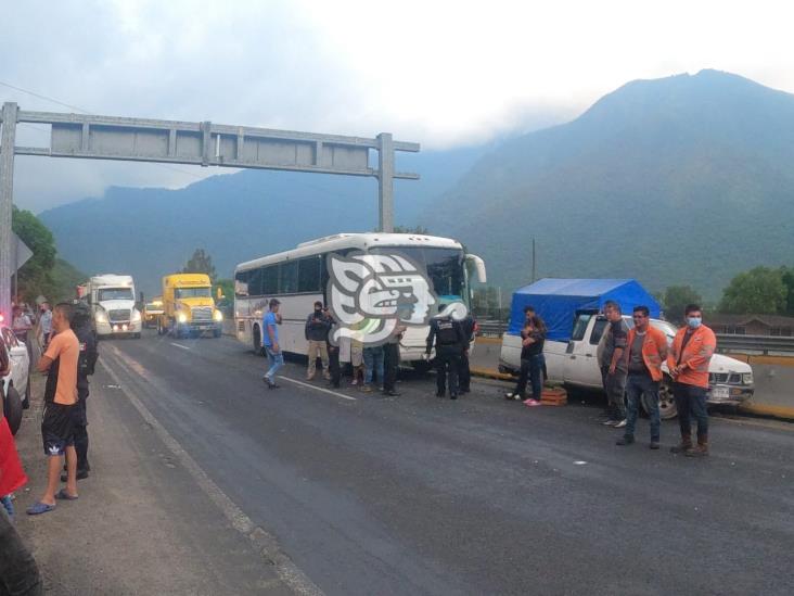 En Nogales, se accidenta autobús con al menos 50 migrantes