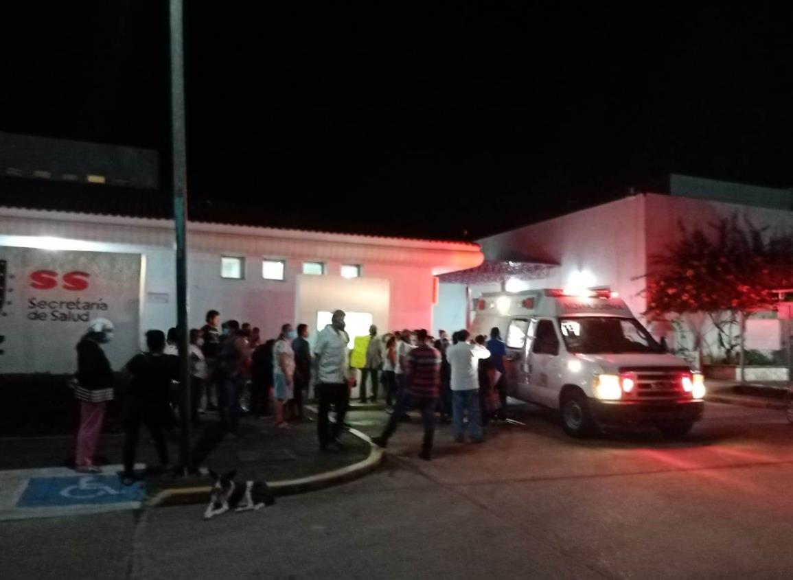 Ausencia de especialistas en hospital de Oluta genera manifestaciones