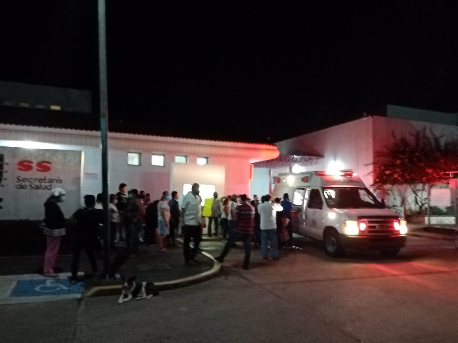 Ausencia de especialistas en hospital de Oluta genera manifestaciones
