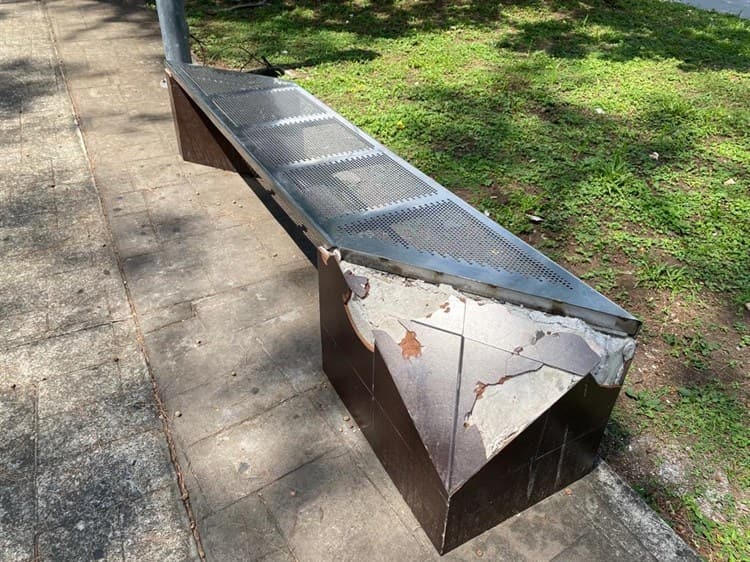 Bancas y luminarias del camellón en la avenida Salvador Díaz Mirón lucen vandalizadas