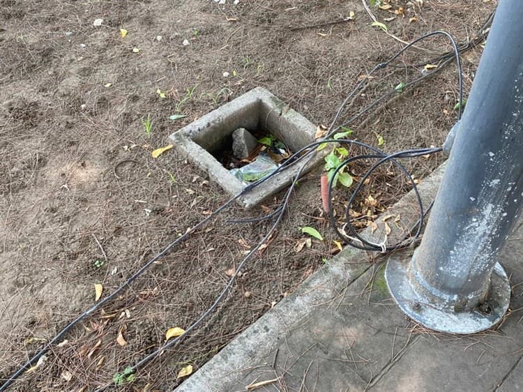 Bancas y luminarias del camellón en la avenida Salvador Díaz Mirón lucen vandalizadas