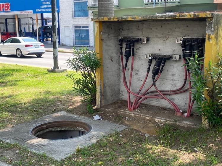 Bancas y luminarias del camellón en la avenida Salvador Díaz Mirón lucen vandalizadas