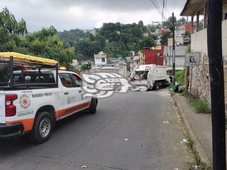 Camión de basura termina volcado en calles de Xalapa