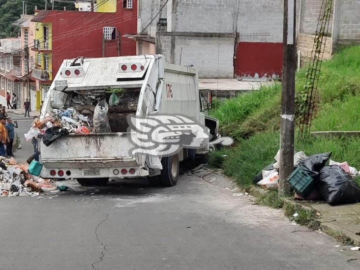 Camión de basura termina volcado en calles de Xalapa