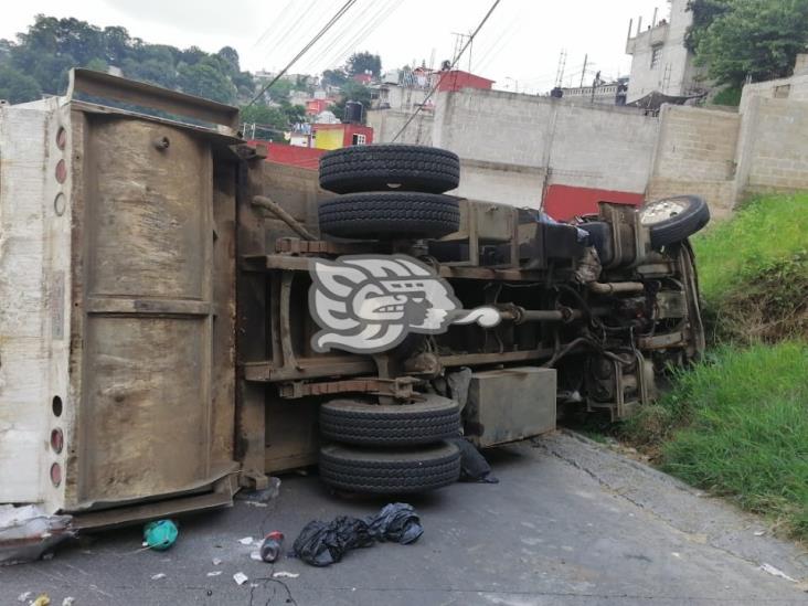 Camión de basura termina volcado en calles de Xalapa
