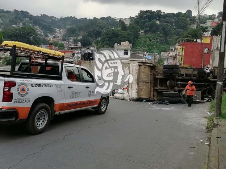 Camión de basura termina volcado en calles de Xalapa