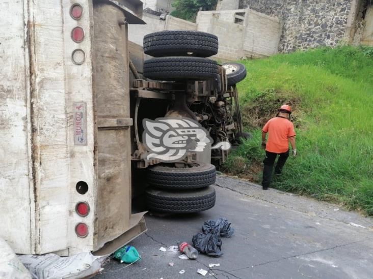 Camión de basura termina volcado en calles de Xalapa