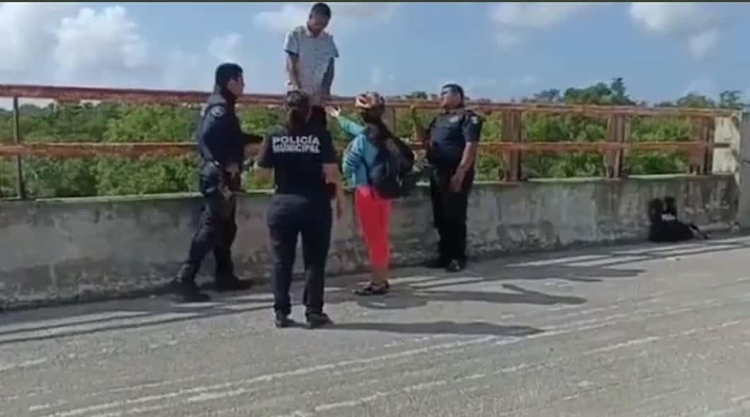 Policías municipales impiden que hombre se lance de un puente en Playa del Carmen