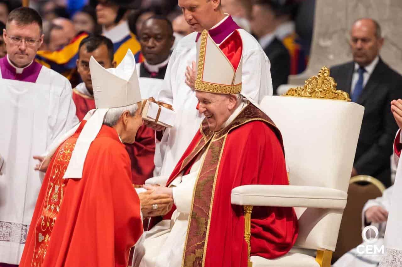 Papa Francisco recibe café veracruzano de arzobispo Patrón Wong