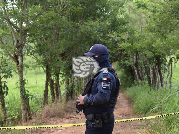 (+Video) Localizan asesinado a joven en zona rural de Texistepec