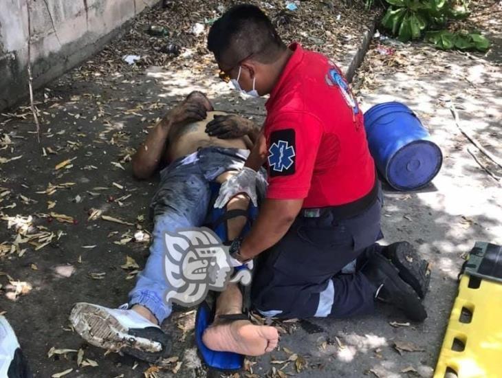 Cae trailero de su unidad durante inspección en Cosoleacaque