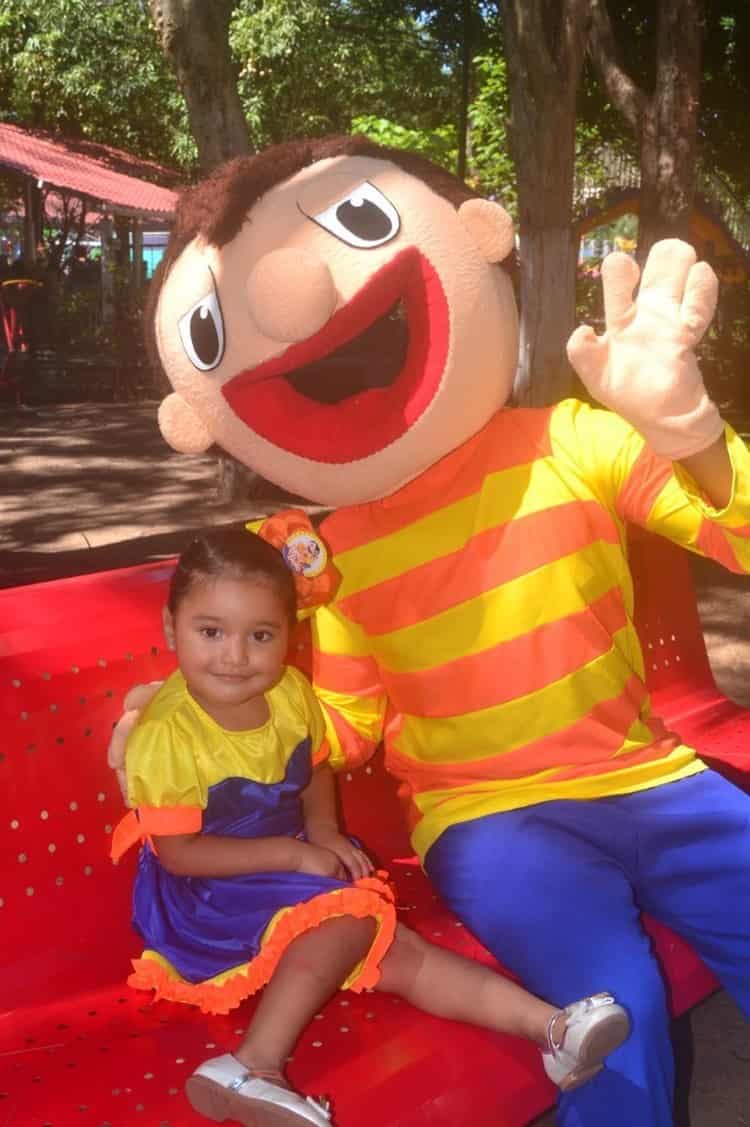 Mía Leylani Aguilar Pereda disfruta en temática de Bely y Beto por sus 3 años de edad