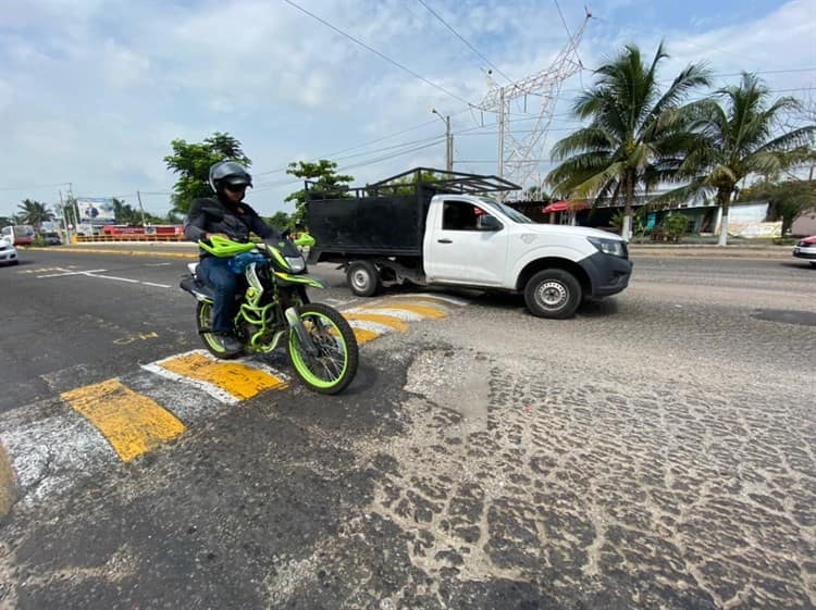 Entre baches, así conducen automovilistas en la carretera Veracruz-Medellín de Bravo