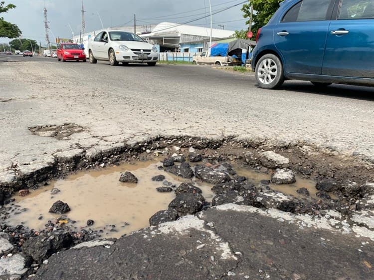 Entre baches, así conducen automovilistas en la carretera Veracruz-Medellín de Bravo