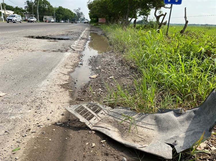 Entre baches, así conducen automovilistas en la carretera Veracruz-Medellín de Bravo