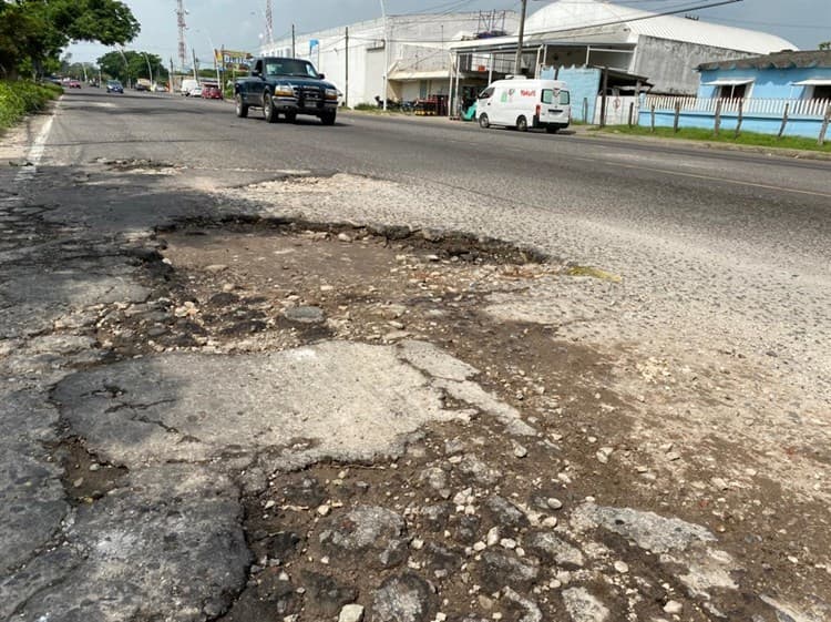 Entre baches, así conducen automovilistas en la carretera Veracruz-Medellín de Bravo