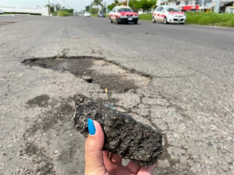 Entre baches, así conducen automovilistas en la carretera Veracruz-Medellín de Bravo