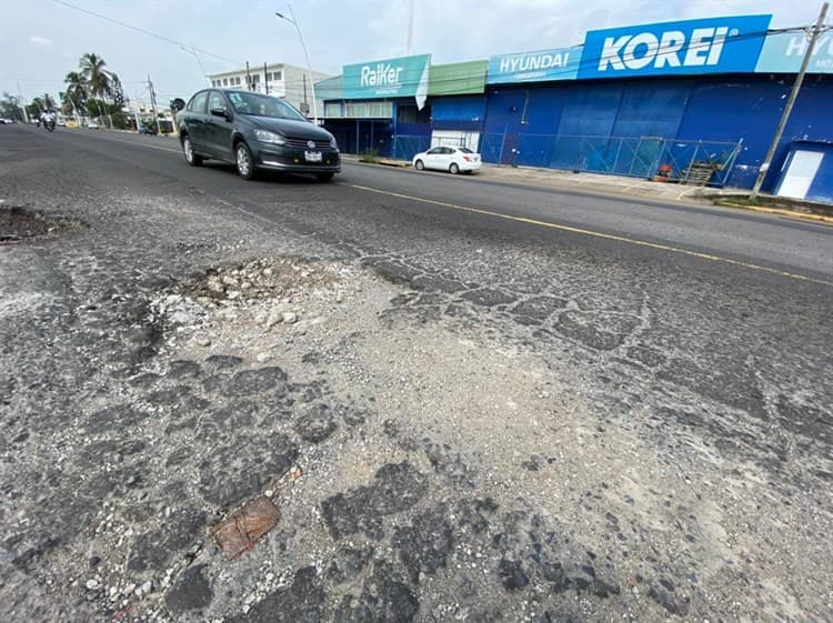 Entre baches, así conducen automovilistas en la carretera Veracruz-Medellín de Bravo