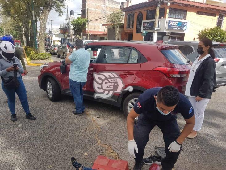 En Xalapa, motociclista resulta lesionado tras chocar con camioneta