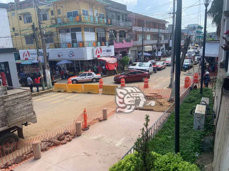 Caos por trabajos de SEDATU en el centro de Acayucan 