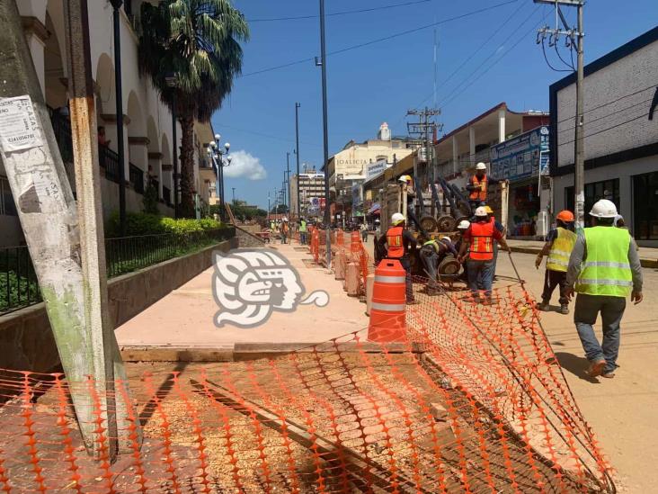 Caos por trabajos de SEDATU en el centro de Acayucan 