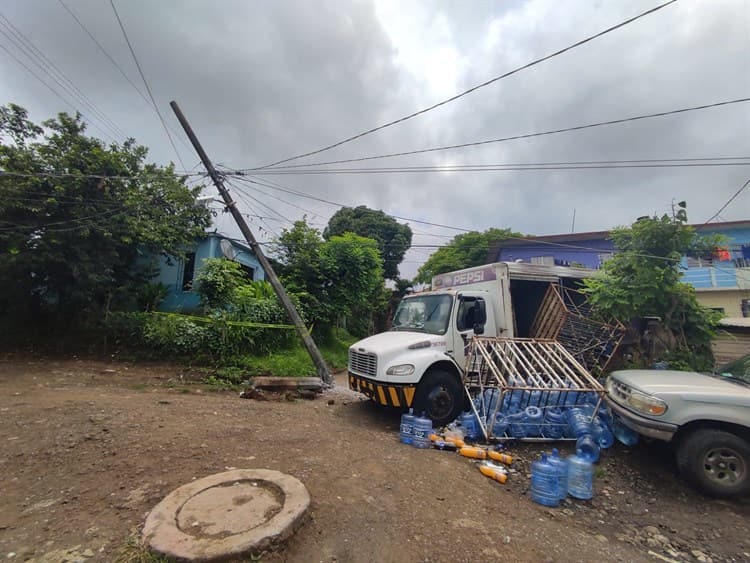 Se impacta camión refresquero contra vivienda en San Andrés Tuxtla