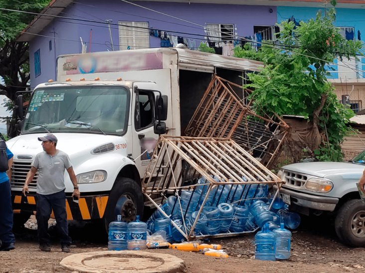 Se impacta camión refresquero contra vivienda en San Andrés Tuxtla