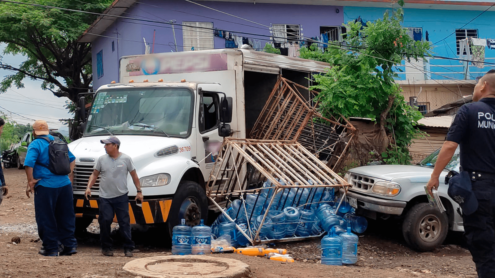 Se impacta camión refresquero contra vivienda en San Andrés Tuxtla