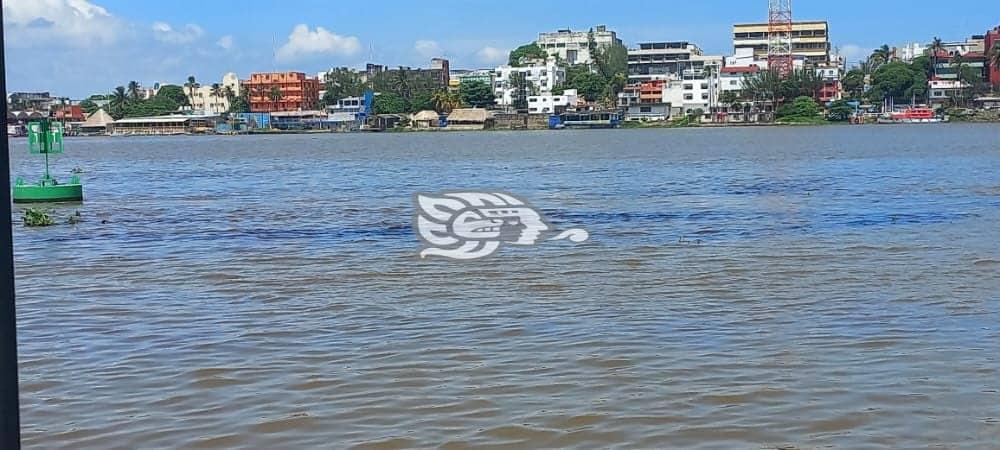 Aparecen manchas de aceite en el río Coatzacoalcos