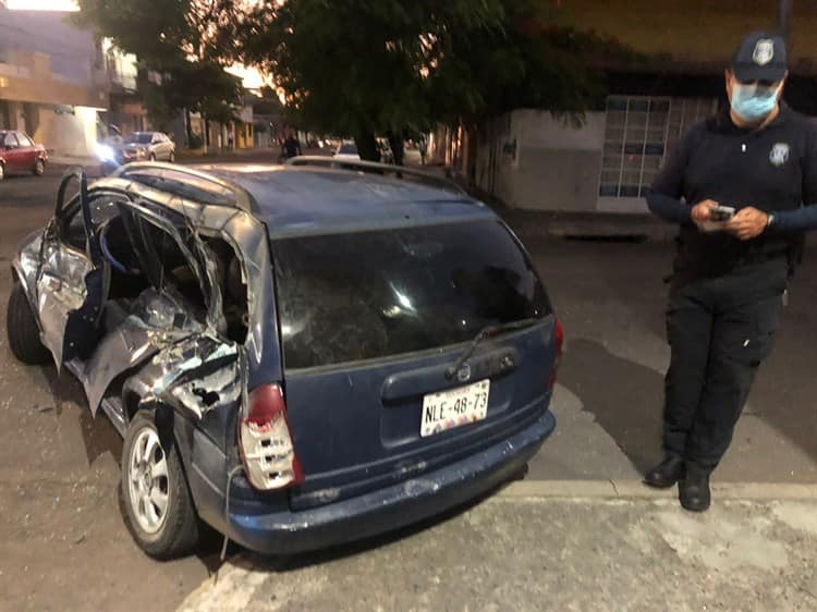 Choca automóvil contra un camión recolector de basura en el centro de Veracruz