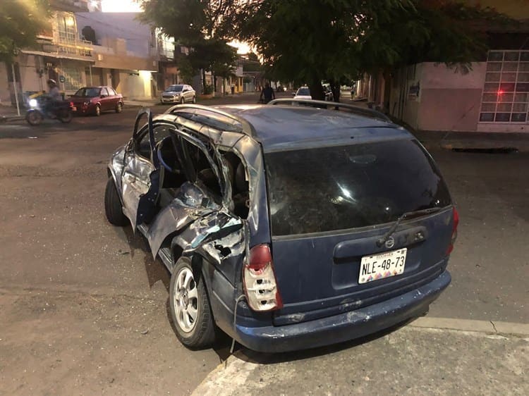 Choca automóvil contra un camión recolector de basura en el centro de Veracruz