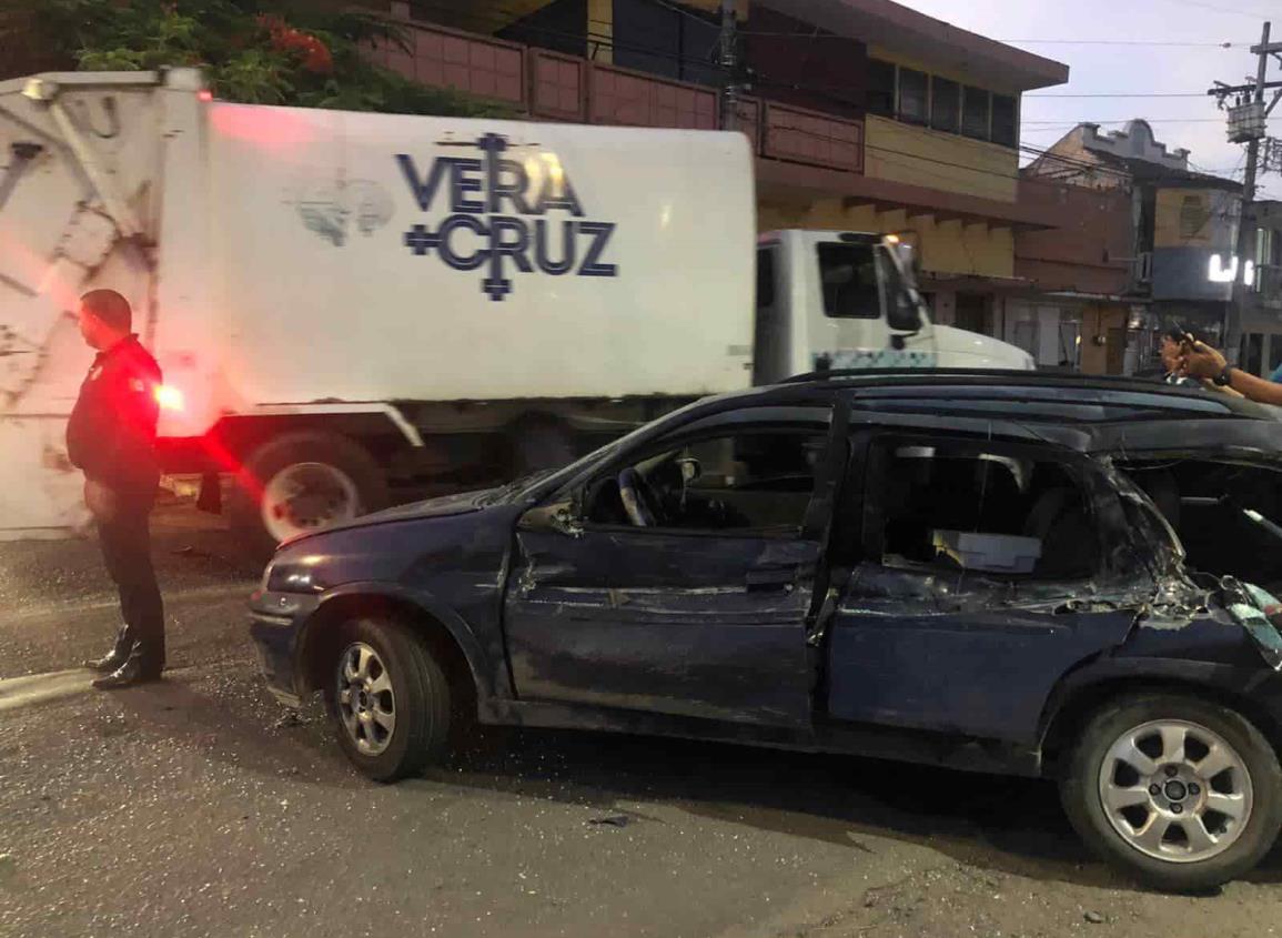 Choca automóvil contra un camión recolector de basura en el centro de Veracruz