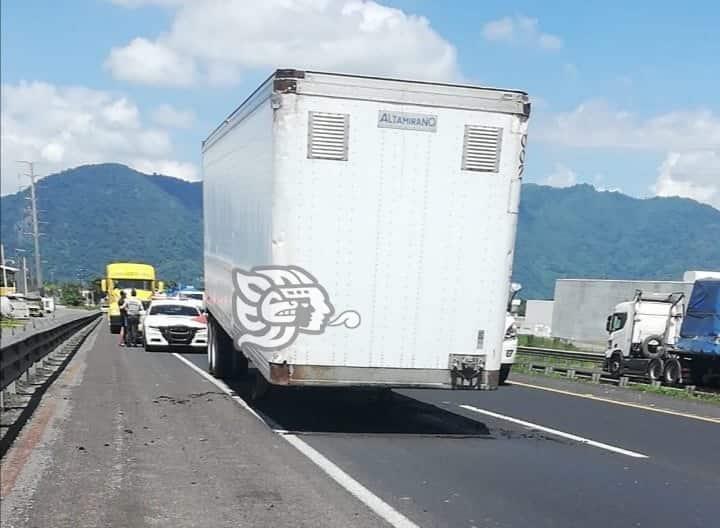 Desprendimiento de caja de tráiler provoca cierre parcial de circulación en Orizaba