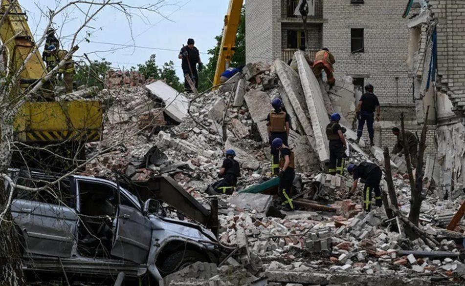 Rusia bombardea residencia en Ucrania; hay al menos 15 muertos