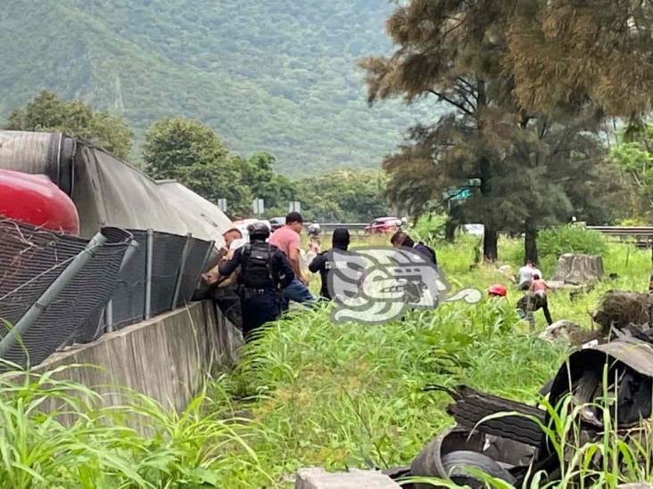 Tráiler con mercancía es saqueado por rapiñeros, tras percance en Huiloapan