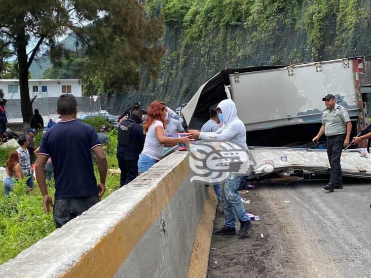 Tráiler con mercancía es saqueado por rapiñeros, tras percance en Huiloapan