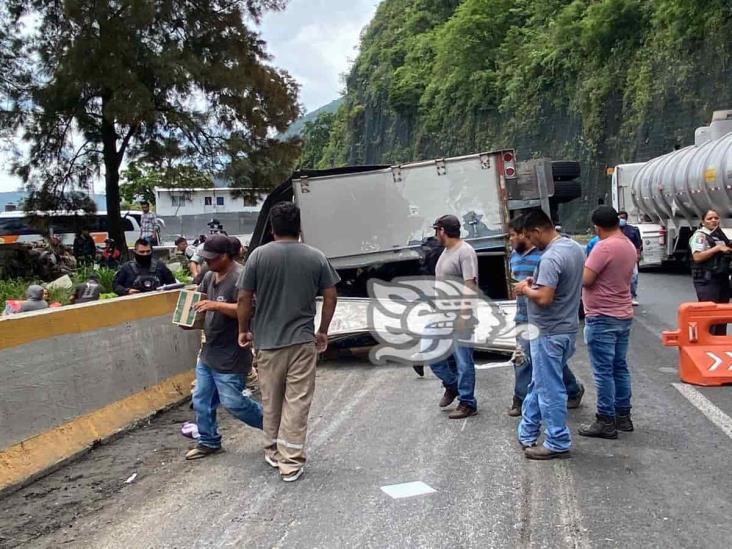 Tráiler con mercancía es saqueado por rapiñeros, tras percance en Huiloapan