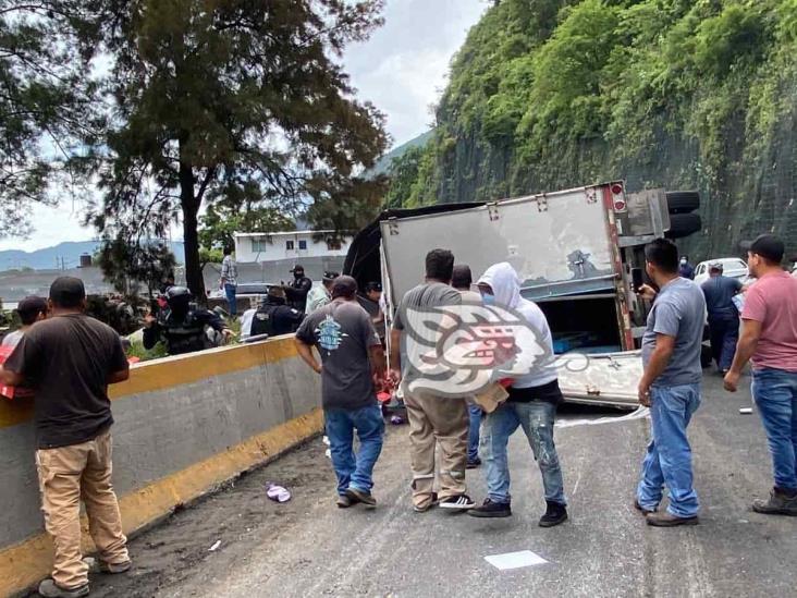 Tráiler con mercancía es saqueado por rapiñeros, tras percance en Huiloapan