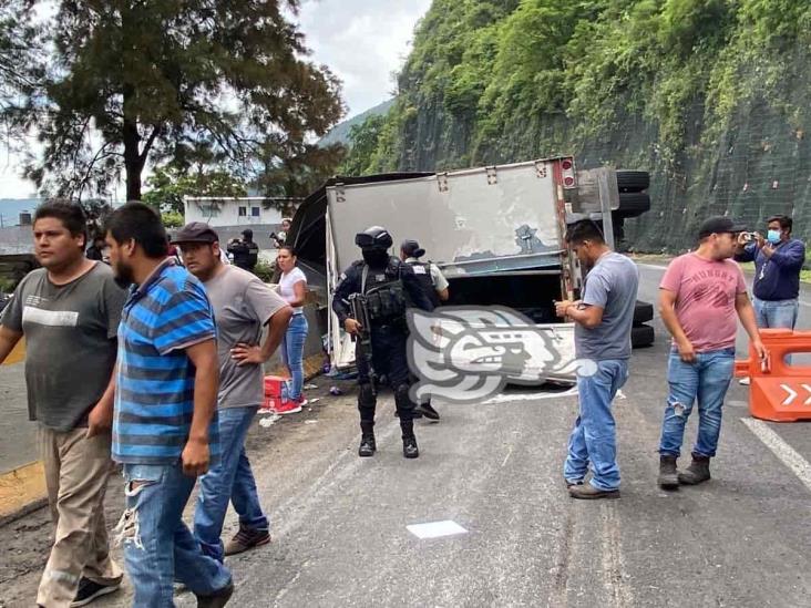 Tráiler con mercancía es saqueado por rapiñeros, tras percance en Huiloapan