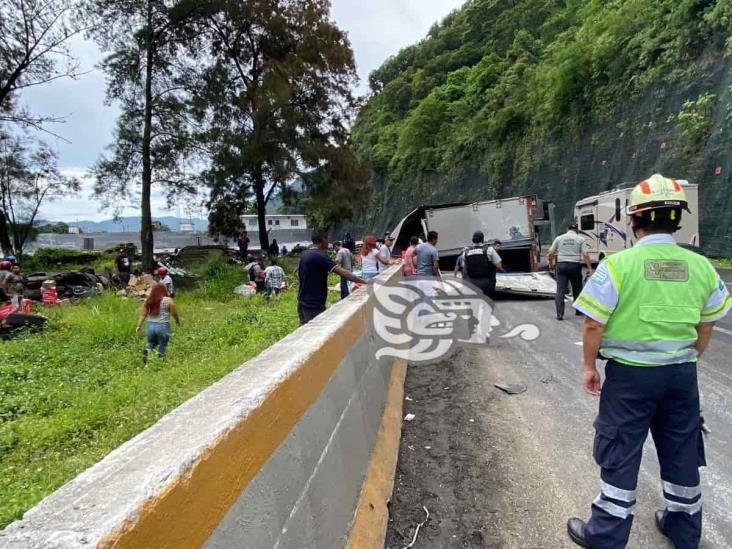 Tráiler con mercancía es saqueado por rapiñeros, tras percance en Huiloapan