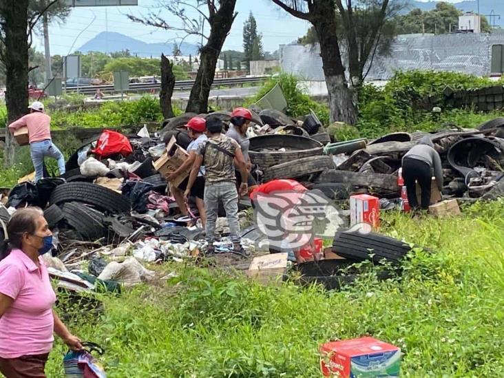 Tráiler con mercancía es saqueado por rapiñeros, tras percance en Huiloapan