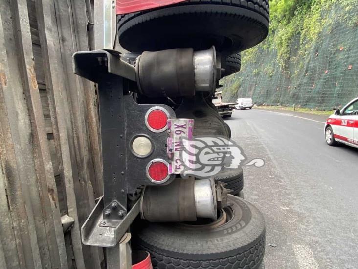 Tráiler con mercancía es saqueado por rapiñeros, tras percance en Huiloapan