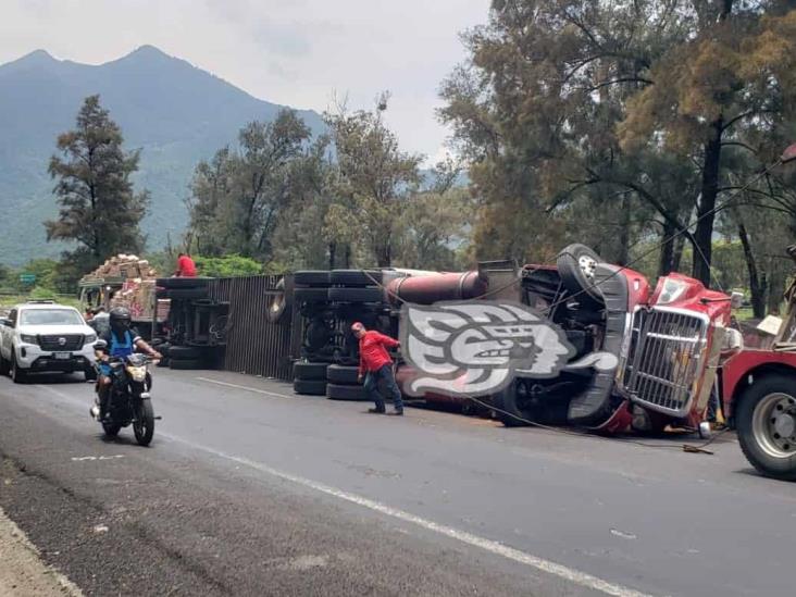 Tráiler con mercancía es saqueado por rapiñeros, tras percance en Huiloapan