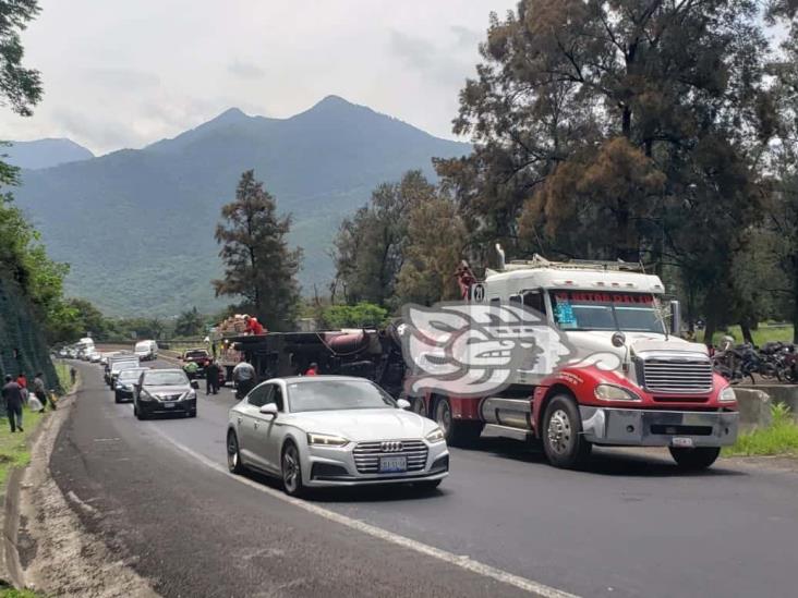 Tráiler con mercancía es saqueado por rapiñeros, tras percance en Huiloapan